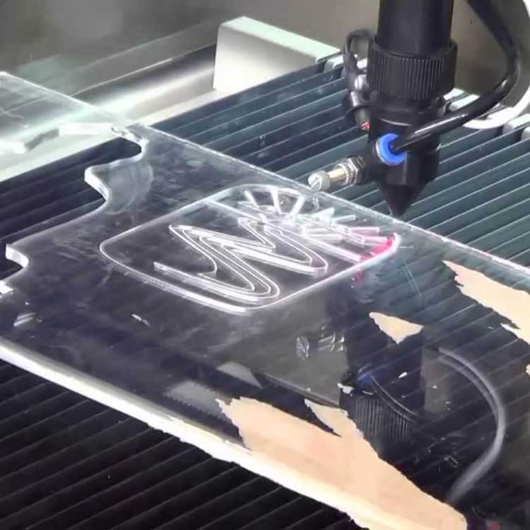 Nên CẮT-KHẮC mica ở đâu tại Đà Nẵng